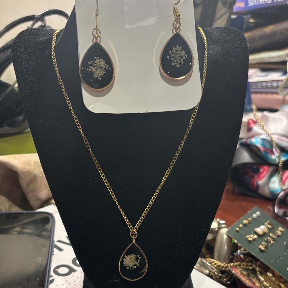 Elegant Black and Gold Jewelry Set